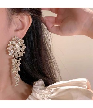The new light luxury super sparkling crystal tassel stud earrings feature a niche design that is simple, exquisite, fashionable, versatile and high-end