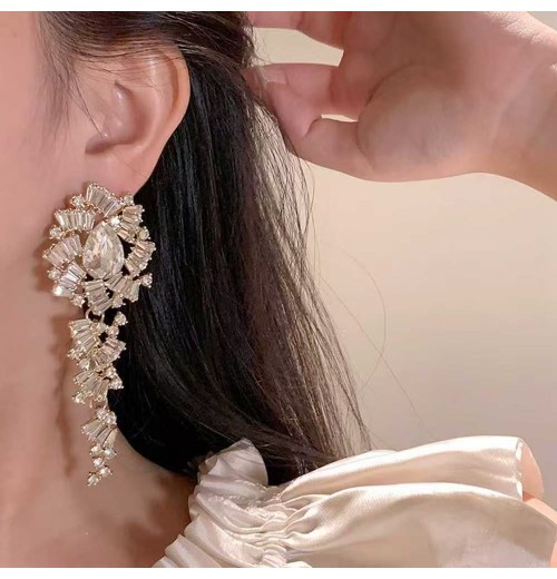 The new light luxury super sparkling crystal tassel stud earrings feature a niche design that is simple, exquisite, fashionable, versatile and high-end The new light luxury super sparkling crystal tassel stud earrings feature a niche design that is simple, exquisite, fashionable, versatile and high-end
