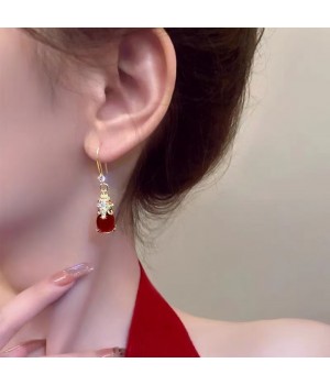 The  new PI Xiu retro earrings are trendy, niche and high-end for women, with an elegant and grand style. They are red earrings and pendants