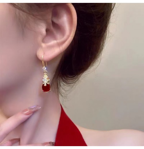 The new PI Xiu retro earrings are trendy, niche and high-end for women, with an elegant and grand style. They are red earrings and pendants The new PI Xiu retro earrings are trendy, niche and high-end for women, with an elegant and grand style. They are red earrings and pendants
