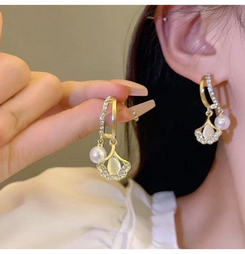Ginkgo leaf pearl earrings, a light luxury and high-end style for women, French ear buckles, unique and niche earrings, and elegant ear studs and earrings