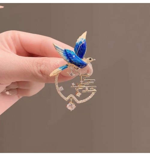 The new Chinese-style "Swallow Returns" brooch, with an ins design sense, is a luxurious dress. The brooch with water diamonds and anti-leakage pins are trendy The new Chinese-style "Swallow Returns" brooch, with an ins design sense, is a luxurious dress. The brooch with water diamonds and anti-leakage pins are trendy