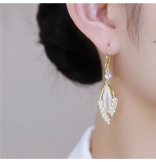 The new high-end golden dreamcatcher net earrings are fashionable, versatile and elegant for female Internet celebrities. Three lives and three worlds ear rings The new high-end golden dreamcatcher net earrings are fashionable, versatile and elegant for female Internet celebrities. Three lives and three worlds ear rings