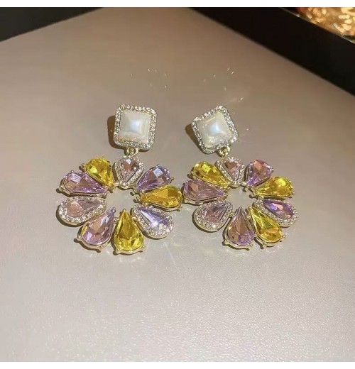 European and American cross-border circular hollowed-out zircon flower earrings are grand, exaggerated, and personalized. They are niche, light luxury, retro and high-end