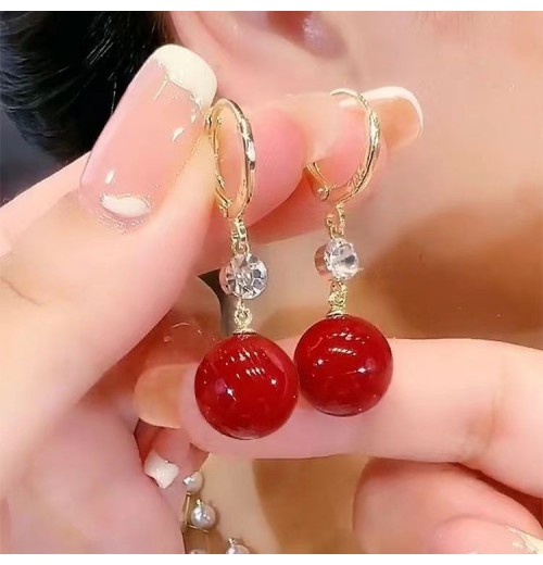 New trendy and retro red pearl earring style best-selling high-end and elegant niche earrings, round face slimming earrings for women