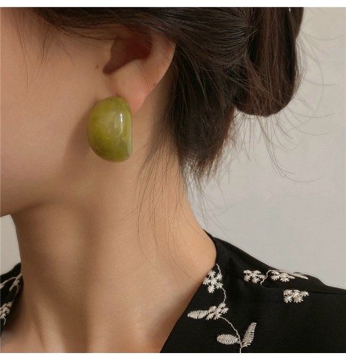 A girl with summer silver needle earrings made of colored acrylic, featuring a niche design, a fashionable and retro style, and a cold Korean style A girl with summer silver needle earrings made of colored acrylic, featuring a niche design, a fashionable and retro style, and a cold Korean style