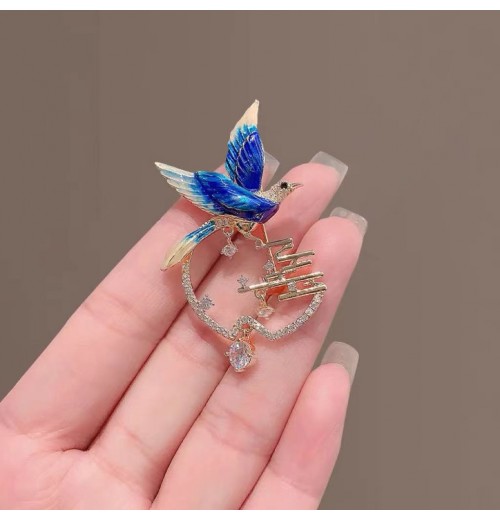 The new Chinese-style "Swallow Returns" brooch, with an ins design sense, is a luxurious dress. The brooch with water diamonds and anti-leakage pins are trendy The new Chinese-style "Swallow Returns" brooch, with an ins design sense, is a luxurious dress. The brooch with water diamonds and anti-leakage pins are trendy
