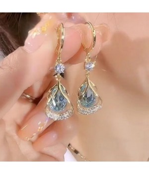 Real gold electroplated geometric water drop cat's eye stone earrings are versatile and slimming for the face. The water drop earrings have a niche design and are earrings for women