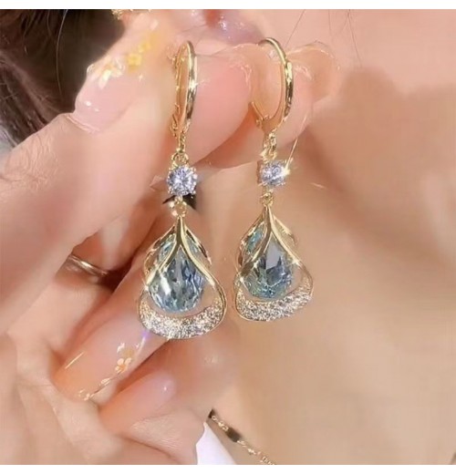 Real gold electroplated geometric water drop cat's eye stone earrings are versatile and slimming for the face. The water drop earrings have a niche design and are earrings for women