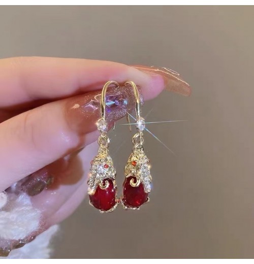 The new PI Xiu retro earrings are trendy, niche and high-end for women, with an elegant and grand style. They are red earrings and pendants The new PI Xiu retro earrings are trendy, niche and high-end for women, with an elegant and grand style. They are red earrings and pendants