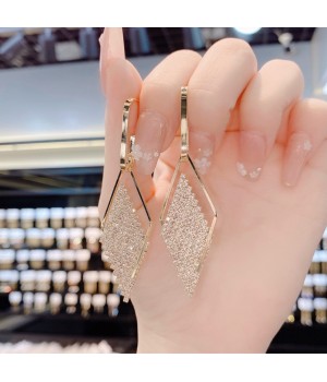 925 silver needle earrings, with a light luxury and fashionable charm, are exquisitely crafted and exaggerated. They are versatile, unique and grand