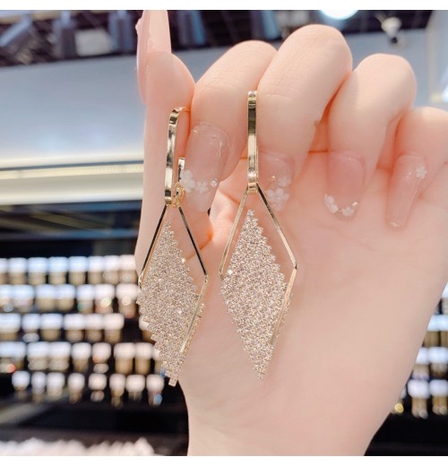 925 silver needle earrings, with a light luxury and fashionable charm, are exquisitely crafted and exaggerated. They are versatile, unique and grand 925 silver needle earrings, with a light luxury and fashionable charm, are exquisitely crafted and exaggerated. They are versatile, unique and grand