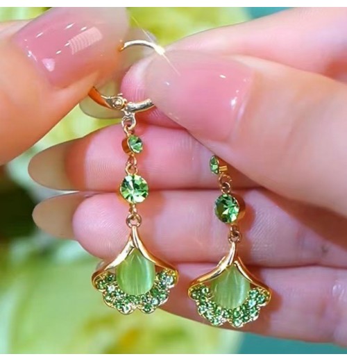 The light luxury and high-end green ginkgo leaf cat's eye stone long tassel earrings are fashionable and elegant, and are popular earrings for women