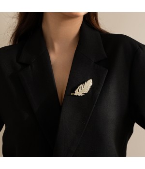 Accompany you with a grand and luxurious feather brooch, an elegant and high-end corsage, and a suit jacket pin