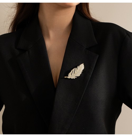 Accompany you with a grand and luxurious feather brooch, an elegant and high-end corsage, and a suit jacket pin Accompany you with a grand and luxurious feather brooch, an elegant and high-end corsage, and a suit jacket pin