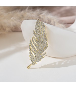 Accompany you with a grand and luxurious feather brooch, an elegant and high-end corsage, and a suit jacket pin