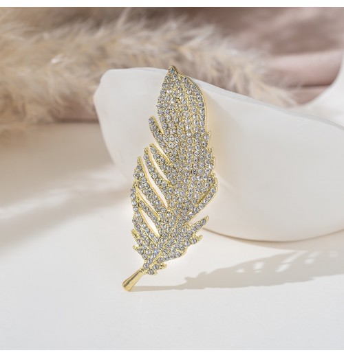 Accompany you with a grand and luxurious feather brooch, an elegant and high-end corsage, and a suit jacket pin Accompany you with a grand and luxurious feather brooch, an elegant and high-end corsage, and a suit jacket pin