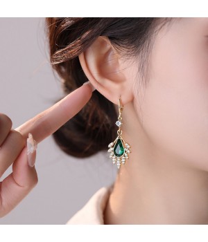 The new earrings of  are elegant, light luxury, high-end and exquisite for women