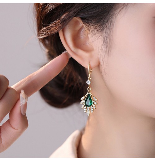 The new earrings of are elegant, light luxury, high-end and exquisite for women The new earrings of are elegant, light luxury, high-end and exquisite for women