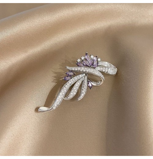 Ladies' suit brooches, high-end women's corsages, pin accessories, design sense, niche women's styles, exquisite and high-end, for mom Ladies' suit brooches, high-end women's corsages, pin accessories, design sense, niche women's styles, exquisite and high-end, for mom