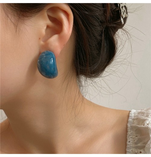 A girl with summer silver needle earrings made of colored acrylic, featuring a niche design, a fashionable and retro style, and a cold Korean style A girl with summer silver needle earrings made of colored acrylic, featuring a niche design, a fashionable and retro style, and a cold Korean style
