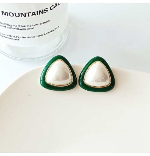 S925 silver needle geometric triangular pearl stud earrings, a niche design for women with an elegant and trendy style, are French retro earrings