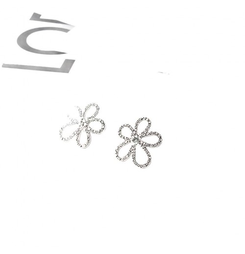 The new trendy copper slightly inlaid zircon high-end flower brooch for a suit woman exudes a sense of sophistication and a niche design that pairs well with accessories The new trendy copper slightly inlaid zircon high-end flower brooch for a suit woman exudes a sense of sophistication and a niche design that pairs well with accessories