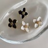 Oil-dripping metal flower stud earrings, a French retro niche design, are unique, simple, versatile and fashionable