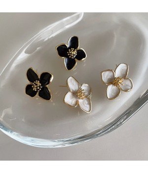 Oil-dripping metal flower stud earrings, a French retro niche design, are unique, simple, versatile and fashionable