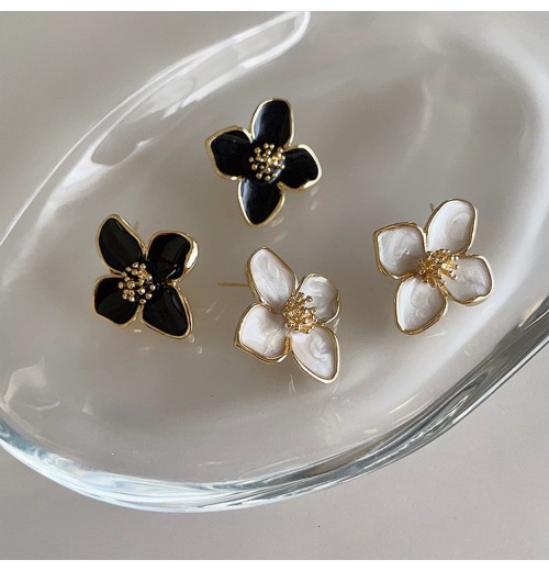 Oil-dripping metal flower stud earrings, a French retro niche design, are unique, simple, versatile and fashionable