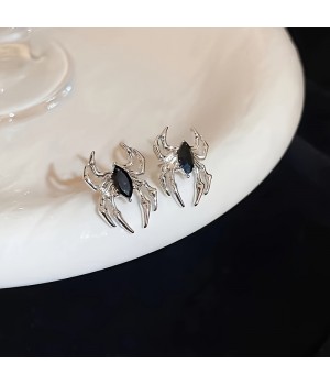 Simple spider exaggerated retro stud earrings, fashionable and individual light luxury earrings, niche design, high-end earrings