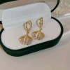 Cat's eye stone ginkgo leaf earrings, with a niche design sense, high-end cold style, and silver ear studs, a new luxury item for women in Cat's eye stone ginkgo leaf earrings, with a niche design sense, high-end cold style, and silver ear studs, a new luxury item for women in