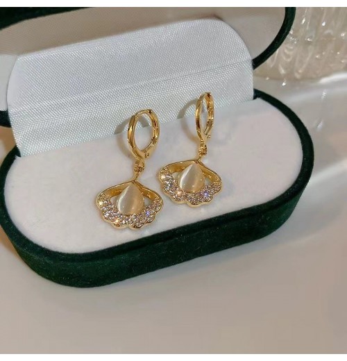 Cat's eye stone ginkgo leaf earrings, with a niche design sense, high-end cold style, and silver ear studs, a new luxury item for women in Cat's eye stone ginkgo leaf earrings, with a niche design sense, high-end cold style, and silver ear studs, a new luxury item for women in