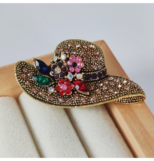 Korean fashion style hats, brooches, creative and cute corsages, elegant cardigans, coats, silk scarves, pin clasps, and accessories Korean fashion style hats, brooches, creative and cute corsages, elegant cardigans, coats, silk scarves, pin clasps, and accessories