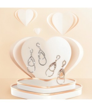 High-end texture earrings are selling well in Europe and America. Diamond-encrusted teardrop-shaped earrings with a fashionable and elegant style are selling well across borders