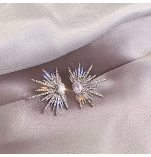Light luxury high-end socialite 1, with a dazzling charm, full of diamond star earrings, fashionable European and American style, exquisite and cold style earrings Light luxury high-end socialite 1, with a dazzling charm, full of diamond star earrings, fashionable European and American style, exquisite and cold style earrings