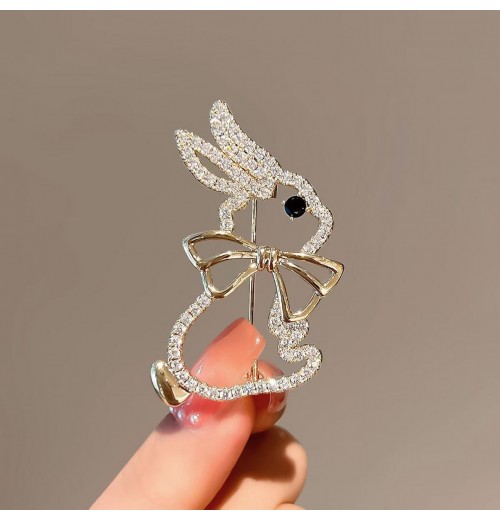 Cute Japanese-style diamond-encrusted rabbit brooch, New Year's zodiac rabbit pin, unissed-style light luxury and elegant brooch Cute Japanese-style diamond-encrusted rabbit brooch, New Year's zodiac rabbit pin, unissed-style light luxury and elegant brooch