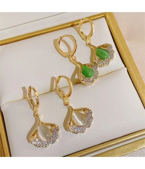 Cat's eye stone ginkgo leaf earrings, with a niche design sense, high-end cold style, and silver ear studs, a new luxury item for women in 