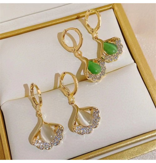 Cat's eye stone ginkgo leaf earrings, with a niche design sense, high-end cold style, and silver ear studs, a new luxury item for women in Cat's eye stone ginkgo leaf earrings, with a niche design sense, high-end cold style, and silver ear studs, a new luxury item for women in