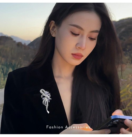 Ladies' suit brooches, high-end women's corsages, pin accessories, design sense, niche women's styles, exquisite and high-end, for mom Ladies' suit brooches, high-end women's corsages, pin accessories, design sense, niche women's styles, exquisite and high-end, for mom