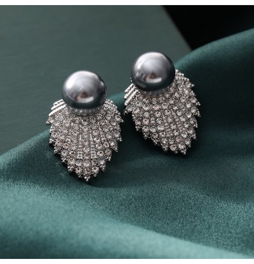 Minimalist style exquisite retro diamond-encrusted pearl silver needle earrings for women, new light luxury niche ear studs, fashionable and versatile earrings