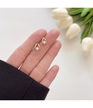 Pearl stud earrings for ear piercing, small and exquisite earrings for sleeping,  new style, exquisitely diamond-encrusted