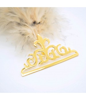 The new feather brooch is a retro choice for gifting