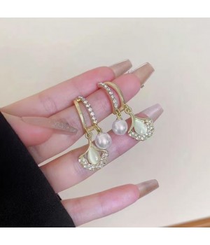 Ginkgo leaf pearl earrings, a light luxury and high-end style for women, French ear buckles, unique and niche earrings, and elegant ear studs and earrings