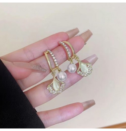 Ginkgo leaf pearl earrings, a light luxury and high-end style for women, French ear buckles, unique and niche earrings, and elegant ear studs and earrings