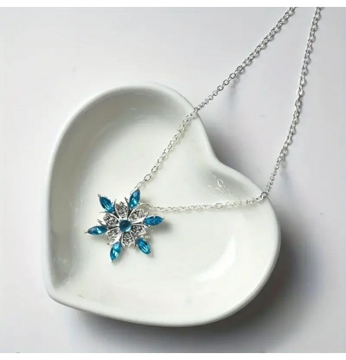 This cross-border snowflake design necklace from Europe and America, set with a zircon exquisite pendant, is a fashionable Christmas accessory for women and a versatile item This cross-border snowflake design necklace from Europe and America, set with a zircon exquisite pendant, is a fashionable Christmas accessory for women and a versatile item