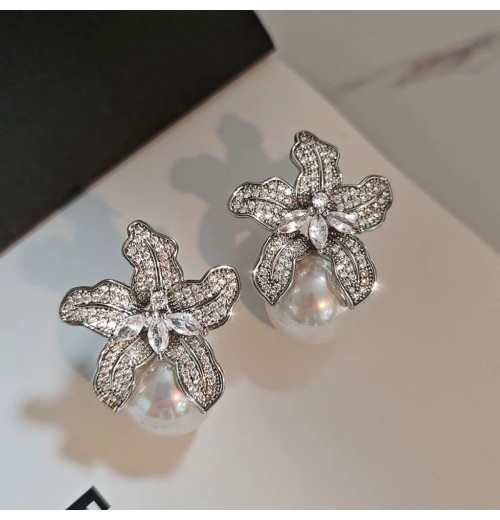 Niche and fashionable new light luxury style earrings with diamonds, women's high-end touch, lily flower, pearl flower and elegant ear accessories Niche and fashionable new light luxury style earrings with diamonds, women's high-end touch, lily flower, pearl flower and elegant ear accessories