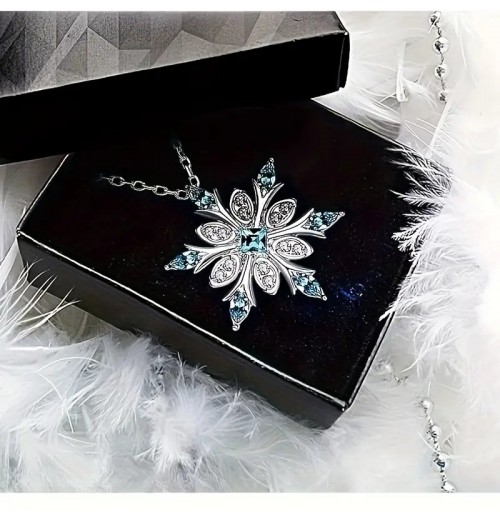 This cross-border snowflake design necklace from Europe and America, set with a zircon exquisite pendant, is a fashionable Christmas accessory for women and a versatile item This cross-border snowflake design necklace from Europe and America, set with a zircon exquisite pendant, is a fashionable Christmas accessory for women and a versatile item