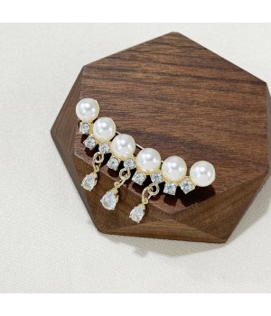 Fashionable and high-end style pearl tassel pendant brooch for women, exquisite coat for suit, fixed brooch to prevent light leakage, manufacturer