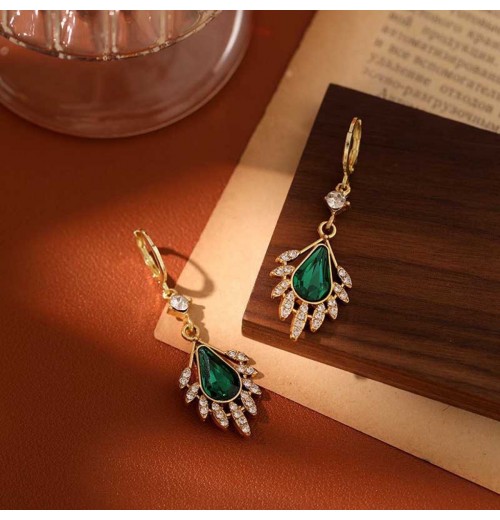 The new earrings of are elegant, light luxury, high-end and exquisite for women The new earrings of are elegant, light luxury, high-end and exquisite for women